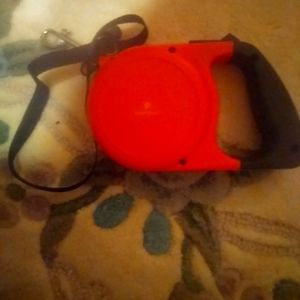 Retractable dog leash